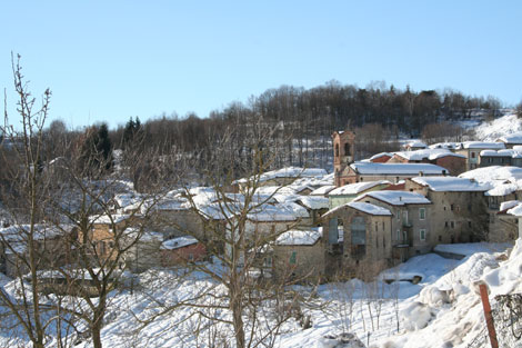 Veduta del paese sotto la neve
